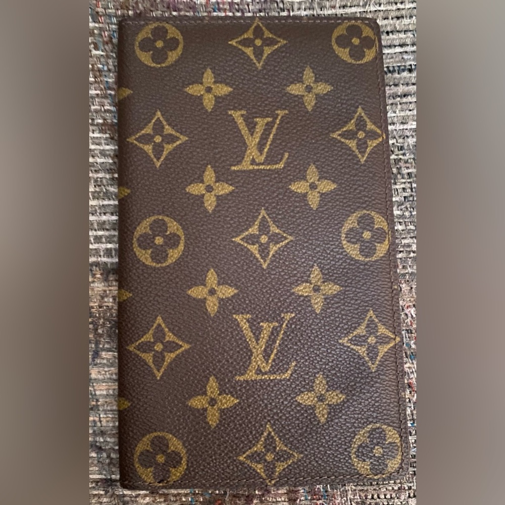 Louis Vuitton Monogram Bi-Fold Vintage wallet.